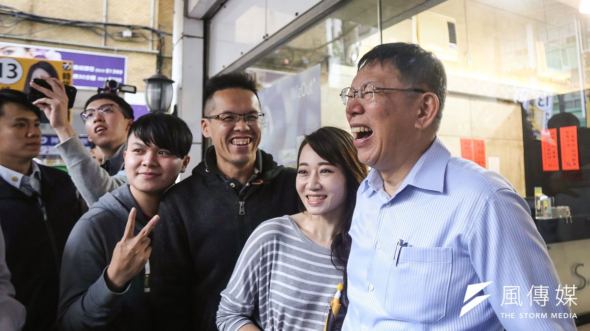 台北市長柯文哲17日在北投掃街時,被問到高雄市長選戰,柯文哲表示,自己和藍綠兩邊都有交情,兩邊都會拉扯,既然這樣不如保持中立。(陳品佑攝) 台北市長柯文哲17日在北投掃街時,被問到高雄市長選戰,柯文哲表示,自己和藍綠兩邊都有交情,兩邊都會拉扯,既然這樣不如保持中立。(陳品佑攝)