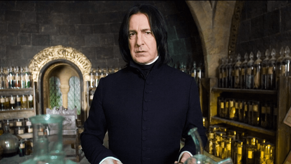已故英國演員艾倫.瑞克曼以《哈利波特》系列電影裡的石內卜一角廣為人知。(圖/翻攝自IMDb) 已故英國演員艾倫.瑞克曼以《哈利波特》系列電影裡的石內卜一角廣為人知。(圖/翻攝自IMDb)