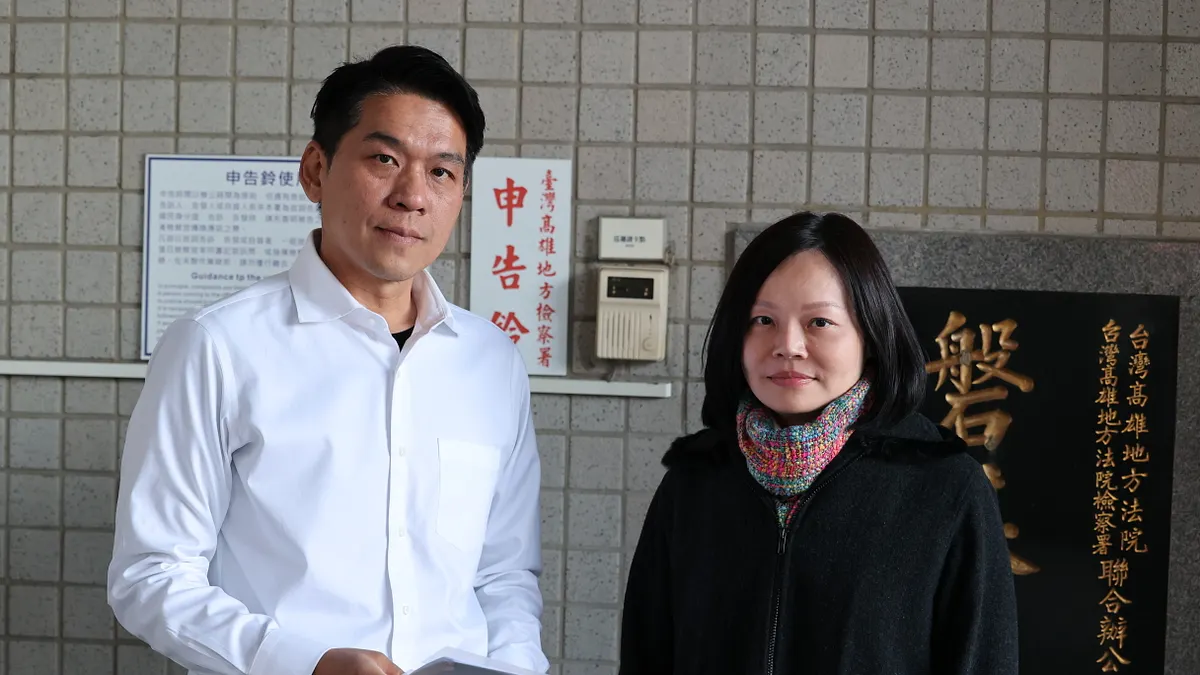 民進黨左楠立委候選人李柏毅前往高雄地檢署提告與提供母女對話紀錄給檢察官。(圖/李柏毅競總提供)