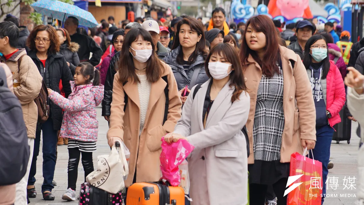 11月起有多項新制,包含防疫政策放寬、莫德納次世代擴大開放、流感疫苗,還有民生、交通等新制。(示意圖/盧逸峰攝)