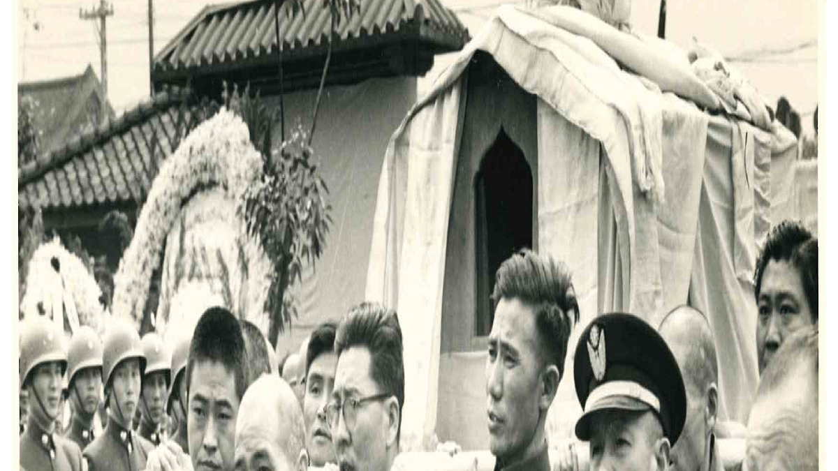 1957年甘珠佛爺主持了章嘉大師喪葬中的一切法儀,右後方者是作者父親海玉祥。(海中雄提供) 1957年甘珠佛爺主持了章嘉大師喪葬中的一切法儀,右後方者是作者父親海玉祥。(海中雄提供)