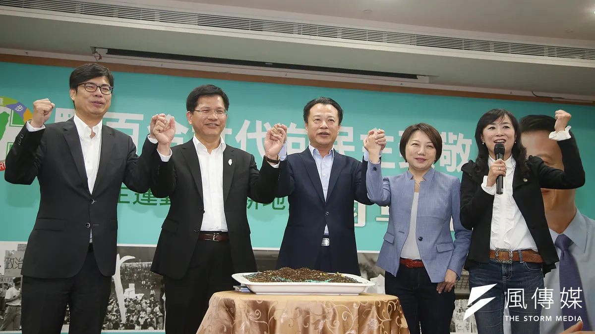 農委會副主委翁章梁回鄉參選嘉義縣長記者會,同為學運世代的台中市長林佳龍(左二)、台大教授范雲(右二)、立法委員陳其邁(左)都到場支持,民進黨中常委、台南市議員林宜瑾(右)主持。呼喊口號。(陳明仁攝)