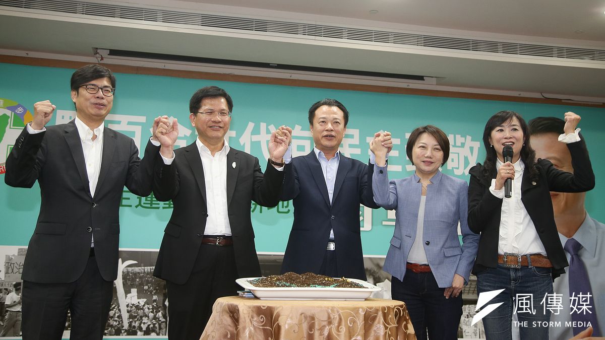 農委會副主委翁章梁回鄉參選嘉義縣長記者會,同為學運世代的台中市長林佳龍(左二)、台大教授范雲(右二)、立法委員陳其邁(左)都到場支持,民進黨中常委、台南市議員林宜瑾(右)主持。呼喊口號。(陳明仁攝) 農委會副主委翁章梁回鄉參選嘉義縣長記者會,同為學運世代的台中市長林佳龍(左二)、台大教授范雲(右二)、立法委員陳其邁(左)都到場支持,民進黨中常委、台南市議員林宜瑾(右)主持。呼喊口號。(陳明仁攝)