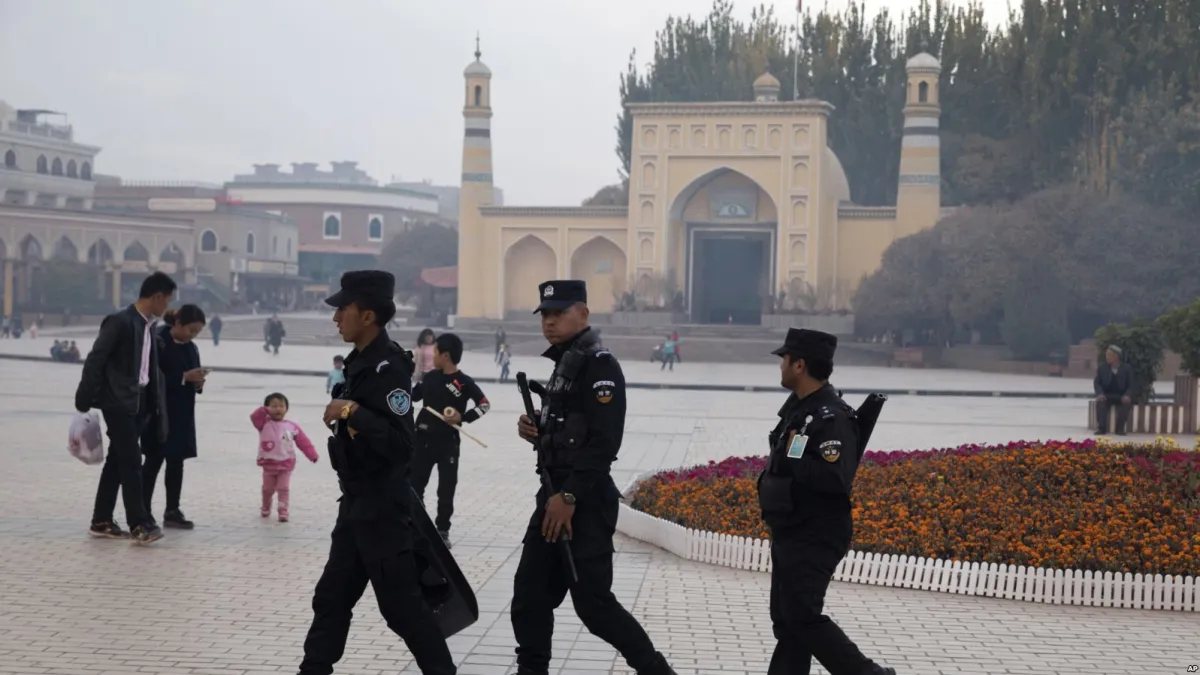 中國新疆喀什警察在一座清真寺前巡邏 (AP)