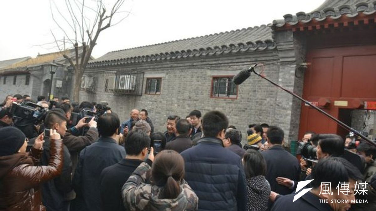 習近平現身南鑼鼓巷雨兒胡同,被團團圍住,幾無退路。(取自網路) 習近平現身南鑼鼓巷雨兒胡同,被團團圍住,幾無退路。(取自網路)