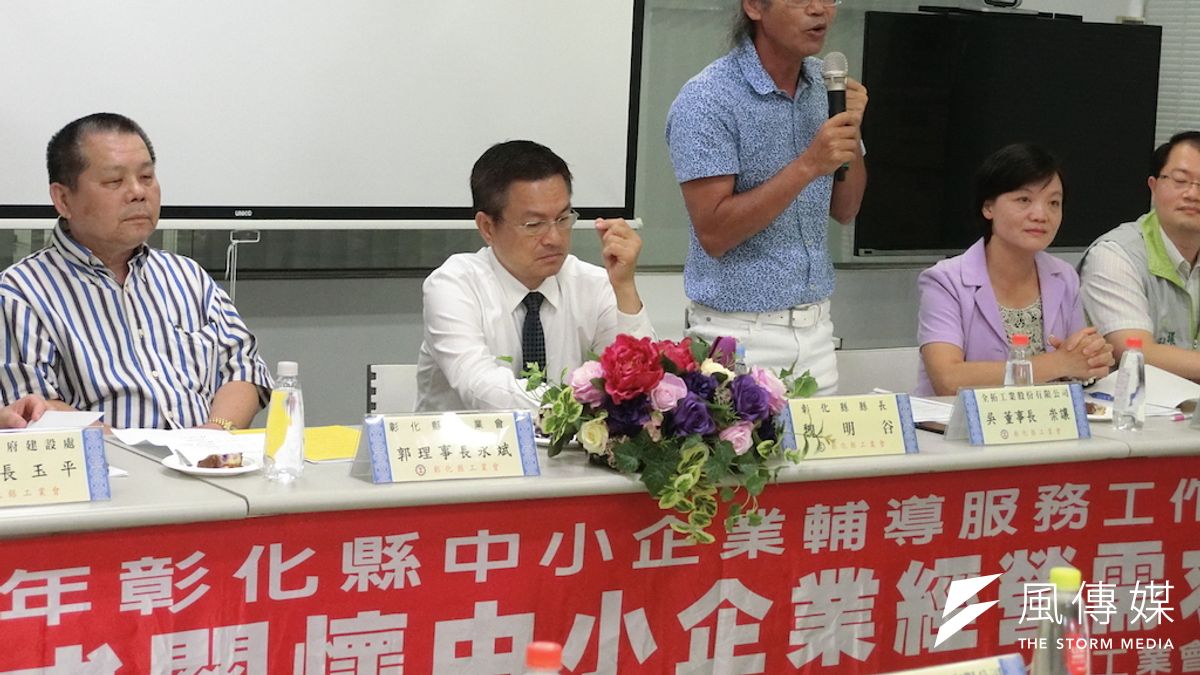 彰化縣長魏明谷參與在全拓工業舉辦的「在地中小企業經營需求座談會」全拓工業董事長吳崇讓提出建言。(圖/王秀禾攝) 彰化縣長魏明谷參與在全拓工業舉辦的「在地中小企業經營需求座談會」全拓工業董事長吳崇讓提出建言。(圖/王秀禾攝)