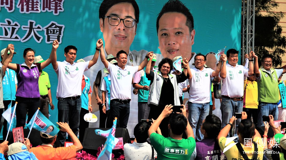 高雄市議員何權峰今成立競選總部,陳菊(中)蒞臨現場拉抬「花媽六小福」,希望將他們全都送進議會。(圖/徐炳文攝) 高雄市議員何權峰今成立競選總部,陳菊(中)蒞臨現場拉抬「花媽六小福」,希望將他們全都送進議會。(圖/徐炳文攝)