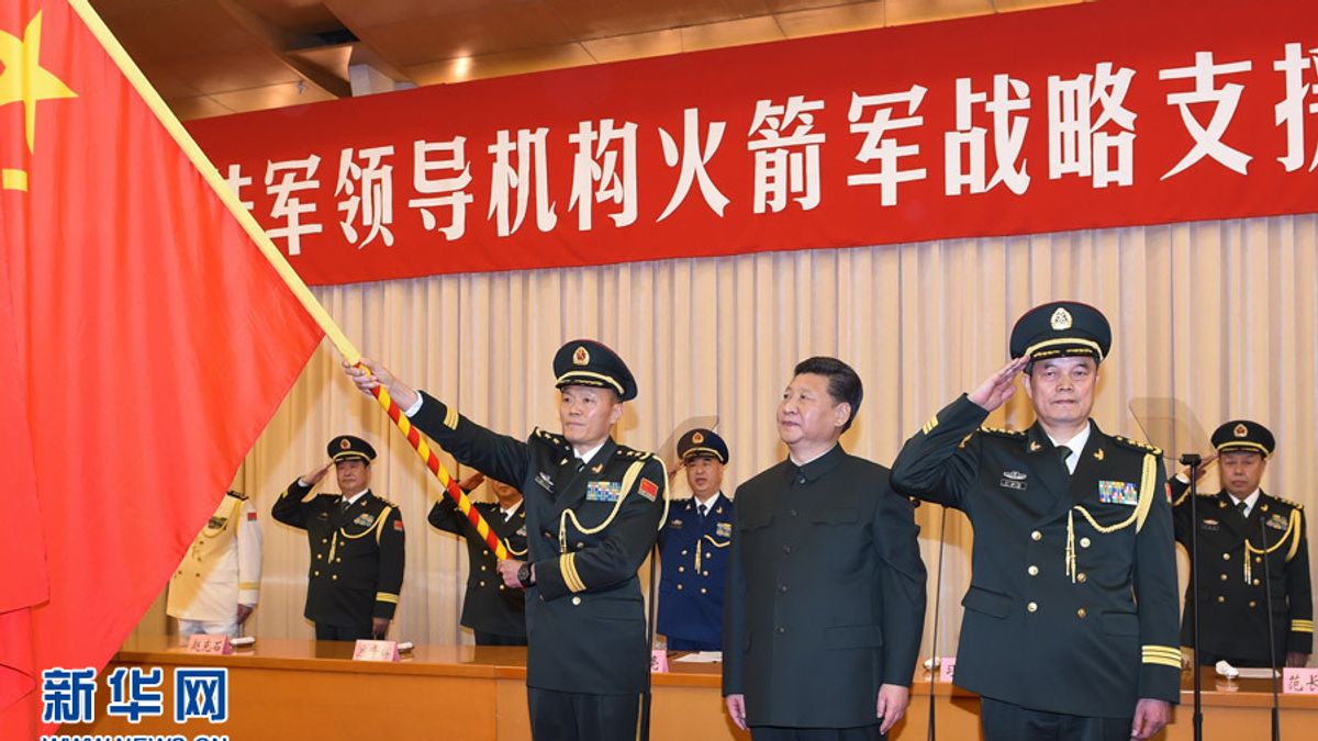 中央軍委主席習近平向陸軍、火箭軍、戰略支援部隊授予軍旗並致訓詞。(新華社) 中央軍委主席習近平向陸軍、火箭軍、戰略支援部隊授予軍旗並致訓詞。(新華社)