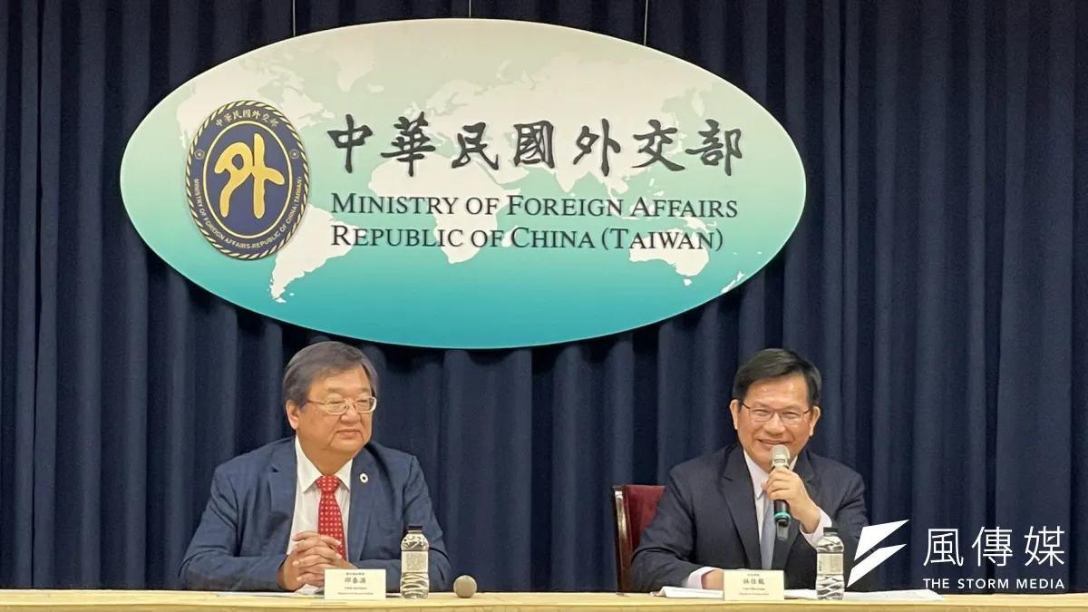外交部長林佳龍(右)16日出席外交部「2025年『世界衛生大會』推案」雙部長記者會。左為衛福部長邱泰源。(鍾秉哲攝)