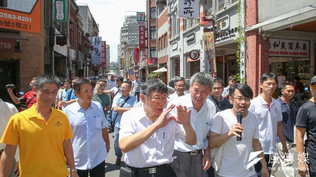 台北市政府曾於去年9月至12月於迪化街一段試辦行人徒步區計畫,通過迪化商圈發展促進會申請與都市發展局審核後,從今年6月3日起,迪化街南段每週日早上10時起至下午5時實施行人徒步區。台北市長柯文哲8日也特別前往大同區迪化商圈走訪,並體驗由迪化商圈預計11月3、4兩日所自行舉辦的「本草派對」活動。(陳明仁攝) 台北市政府曾於去年9月至12月於迪化街一段試辦行人徒步區計畫,通過迪化商圈發展促進會申請與都市發展局審核後,從今年6月3日起,迪化街南段每週日早上10時起至下午5時實施行人徒步區。台北市長柯文哲8日也特別前往大同區迪化商圈走訪,並體驗由迪化商圈預計11月3、4兩日所自行舉辦的「本草派對」活動。(陳明仁攝)