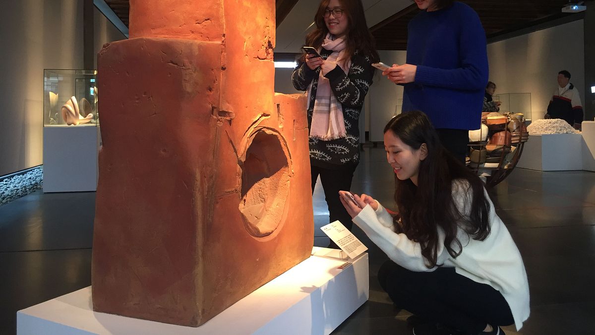 到陶博館參加PRO級智力挑戰,僅需自備智慧型裝置就可免費體驗遊戲,破關還送限量的特製明信片。(圖/新北市鶯歌陶瓷博物館提供) 到陶博館參加PRO級智力挑戰,僅需自備智慧型裝置就可免費體驗遊戲,破關還送限量的特製明信片。(圖/新北市鶯歌陶瓷博物館提供)