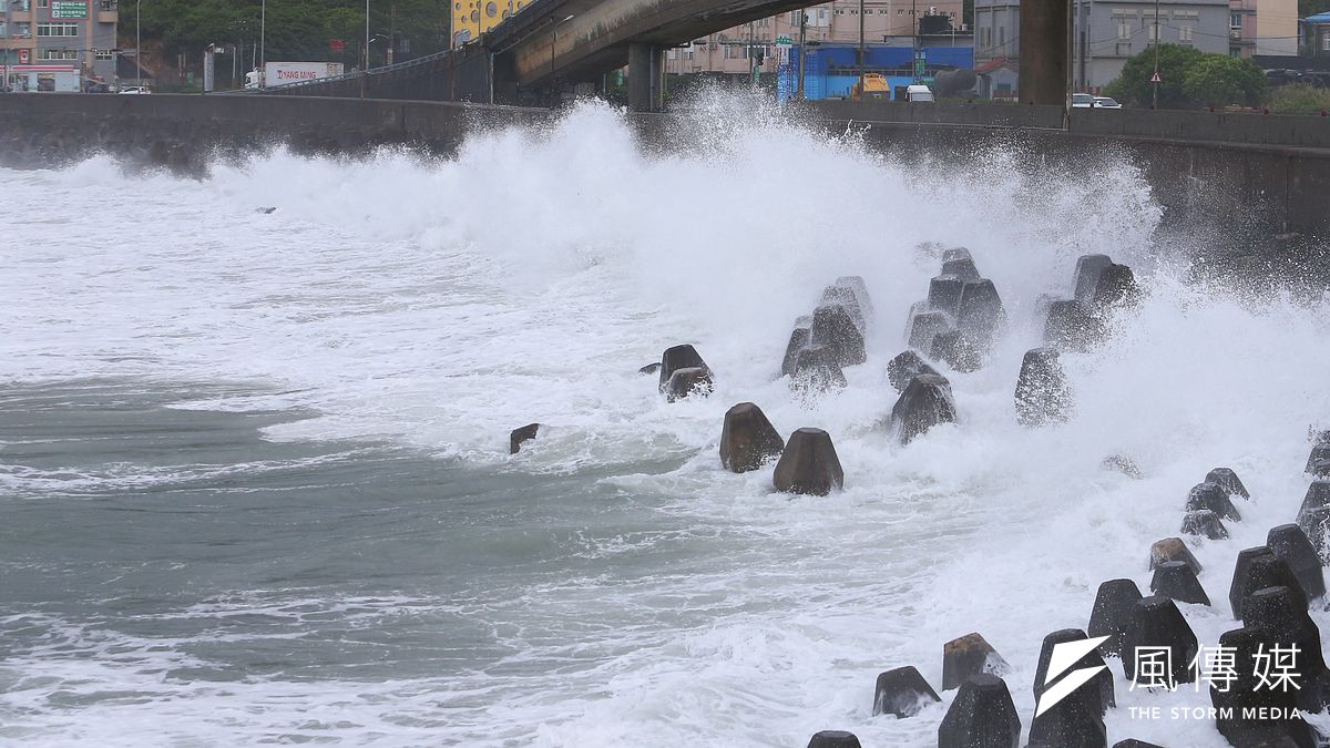 暖化效應下,極端天氣事件頻仍,對台灣造成極大威脅。圖為颱風來襲,台灣附近海面風浪增大。(資料照,顏麟宇攝) 暖化效應下,極端天氣事件頻仍,對台灣造成極大威脅。圖為颱風來襲,台灣附近海面風浪增大。(資料照,顏麟宇攝)