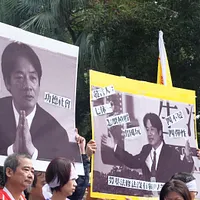 労働部公務員を追い詰めた制度的な遠因は、頼清徳が行政院長時に推進した「派遣ゼロ化」政策まで遡る。写真は2017年、労働団体が行政院に訪れ頼清徳の「功徳を積む」発言を非難した。(資料写真、謝孟穎撮影) 労働部公務員を追い詰めた制度的な遠因は、頼清徳が行政院長時に推進した「派遣ゼロ化」政策まで遡る。写真は2017年、労働団体が行政院に訪れ頼清徳の「功徳を積む」発言を非難した。(資料写真、謝孟穎撮影)