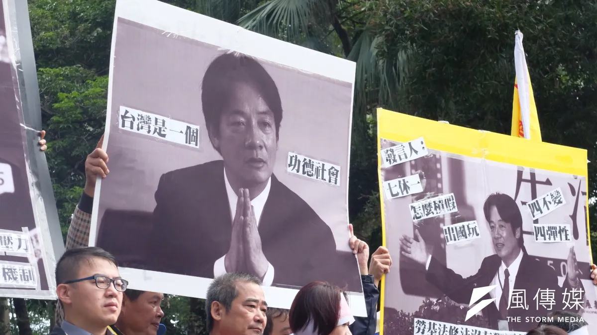 逼死勞動部公務員的制度遠因,可追溯到賴清德擔任行政院長時,所推動的「派遣歸零」政策。圖為2017年勞團赴行政院陳情,譴責賴清德的「做功德」說法。(資料照,謝孟穎攝)