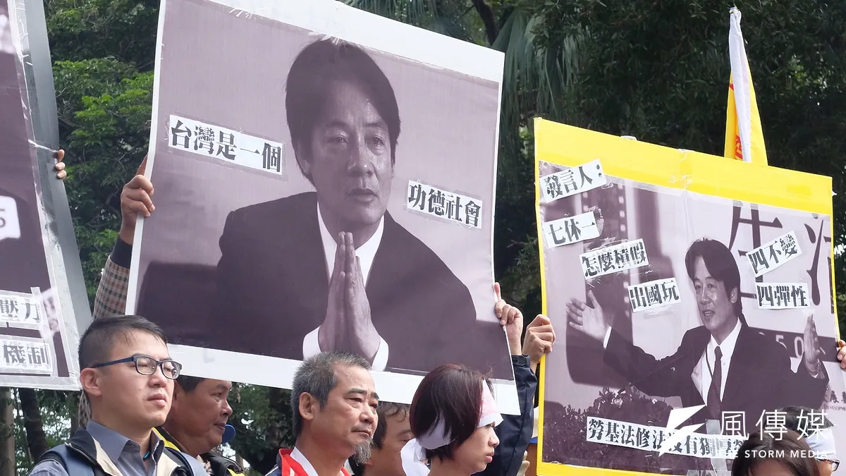 逼死勞動部公務員的制度遠因,可追溯到賴清德擔任行政院長時,所推動的「派遣歸零」政策。圖為2017年勞團赴行政院陳情,譴責賴清德的「做功德」說法。(資料照,謝孟穎攝) 逼死勞動部公務員的制度遠因,可追溯到賴清德擔任行政院長時,所推動的「派遣歸零」政策。圖為2017年勞團赴行政院陳情,譴責賴清德的「做功德」說法。(資料照,謝孟穎攝)