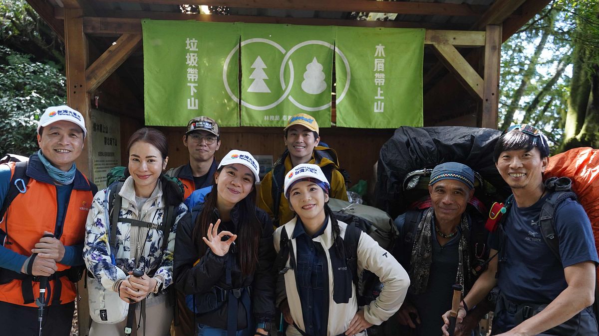 台灣大攜手金鐘獎實境節目《上山下海過一夜》,挑戰海拔約 3,310 公尺台灣第二高的高山湖泊嘉明湖。(第一排由左至右為台灣大工程師鄒耀光、主持人雷艾美、德國探險家Hong Trinh Geyer、登山家詹喬愉、嚮導卓福星、主持人阿傑哥,第二排由左至右為台灣大工程師黃柏寧、主持人Max) 台灣大攜手金鐘獎實境節目《上山下海過一夜》,挑戰海拔約 3,310 公尺台灣第二高的高山湖泊嘉明湖。(第一排由左至右為台灣大工程師鄒耀光、主持人雷艾美、德國探險家Hong Trinh Geyer、登山家詹喬愉、嚮導卓福星、主持人阿傑哥,第二排由左至右為台灣大工程師黃柏寧、主持人Max)