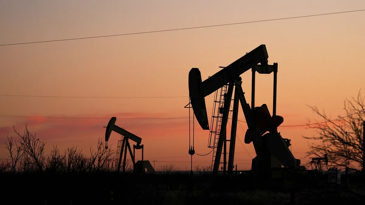 荷莫茲海峽身為承載全球約20%石油運輸的咽喉要道,將決定這場衝擊是短暫震盪或供應危機。(美聯社)