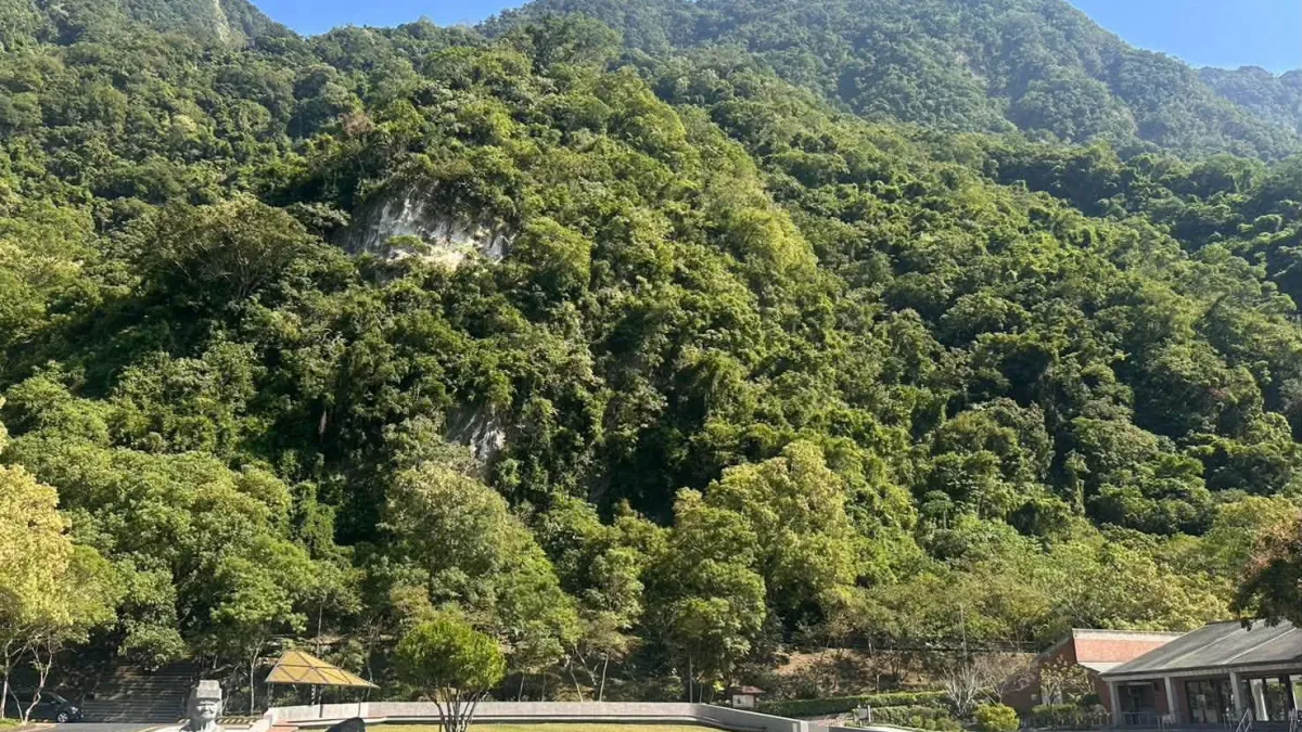 太魯閣臺地「前中央廣場」已完成整體空間改造,並預計於 10 月 24 日配合「2026 太魯閣峽谷藝術音樂季」文化展演活動舉辦揭牌啟用儀式。(圖/取自太魯閣國家公園)