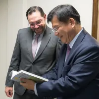 台湾の林佳龍外交部長(右)は15日、訪台したホンジュラス最大野党、ホンジュラス自由党の幹部、カリス氏と面会した。(外交部提供) 台湾の林佳龍外交部長(右)は15日、訪台したホンジュラス最大野党、ホンジュラス自由党の幹部、カリス氏と面会した。(外交部提供)