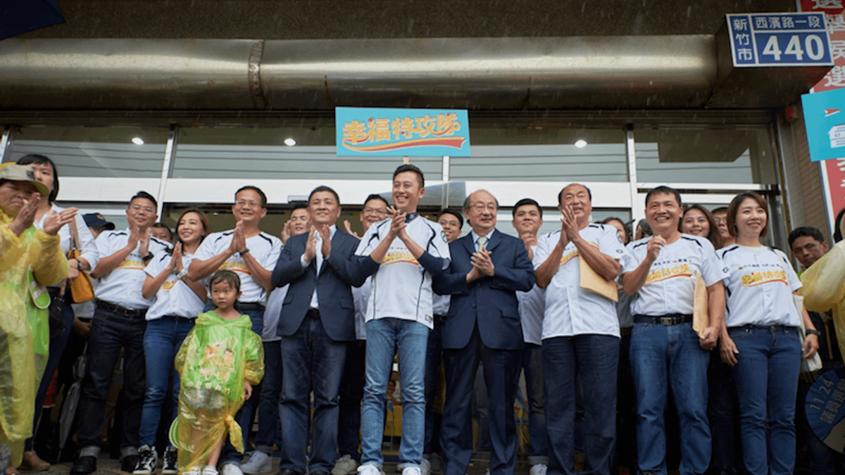 新竹市長林智堅領軍民進黨12位提名議員候選人,共組「12+1幸福特攻隊」聯合登記參選,展現竹市民進黨「全壘打」勝選決心。(圖/新竹市政府提供) 新竹市長林智堅領軍民進黨12位提名議員候選人,共組「12+1幸福特攻隊」聯合登記參選,展現竹市民進黨「全壘打」勝選決心。(圖/新竹市政府提供)