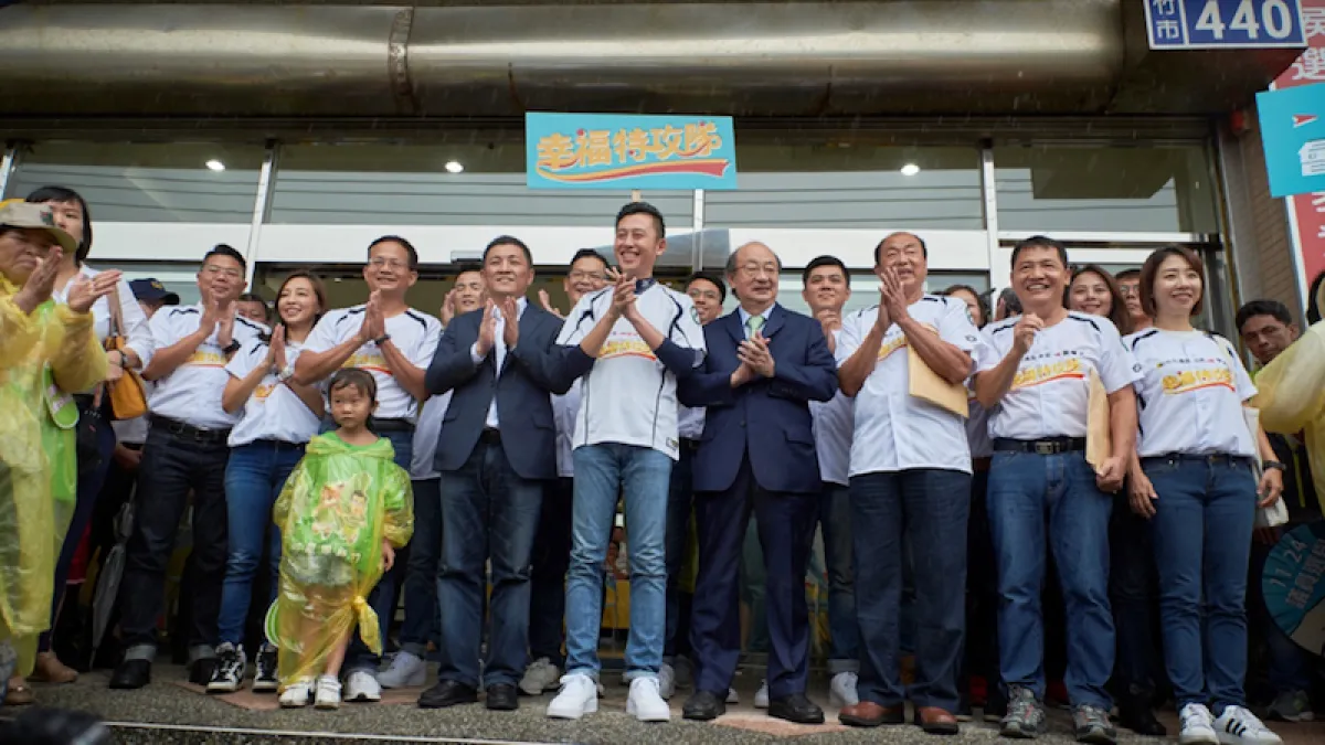 新竹市長林智堅領軍民進黨12位提名議員候選人,共組「12+1幸福特攻隊」聯合登記參選,展現竹市民進黨「全壘打」勝選決心。(圖/新竹市政府提供)