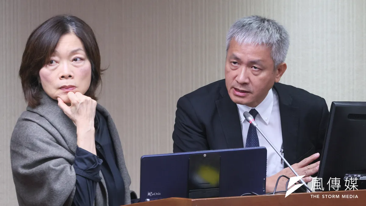 引爆社會怒火的勞動部霸凌案,20日勞動部長何佩珊(左)與勞動力發展署長蔡孟良(右)於衛環委員會備詢。(顏麟宇攝)