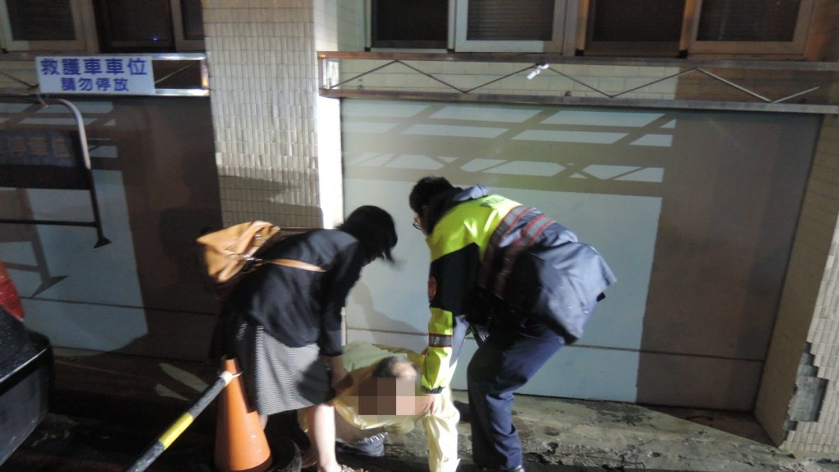 男子路倒卡水溝 巡警醫護齊力救援 男子路倒卡水溝 巡警醫護齊力救援