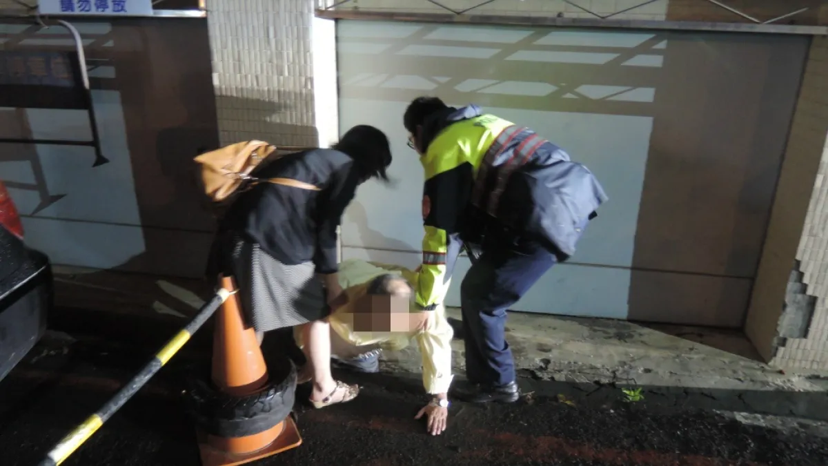 男子路倒卡水溝 巡警醫護齊力救援