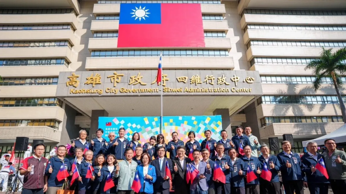高雄市政府今舉行中華民國115年國慶升旗典禮,市長陳其邁、市議會議長康裕成與軍方代表、民意代表、市府團隊及市民齊聚一堂,共同祝賀國家生日快樂。(圖/高市議會提供)