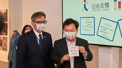 民進黨祕書長林錫耀(右)12日率領領黨部主管參觀在華山創意園區舉辦的「311十周年東北友情特展」。(民進黨提供)