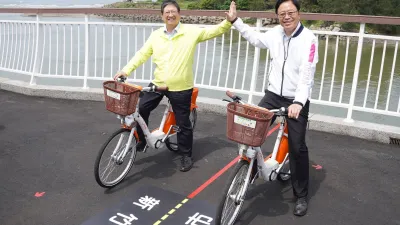 新竹縣長楊文科與桃園市長張善政在「雙新自行車道」擊掌合影。(圖/新竹縣政府提供)