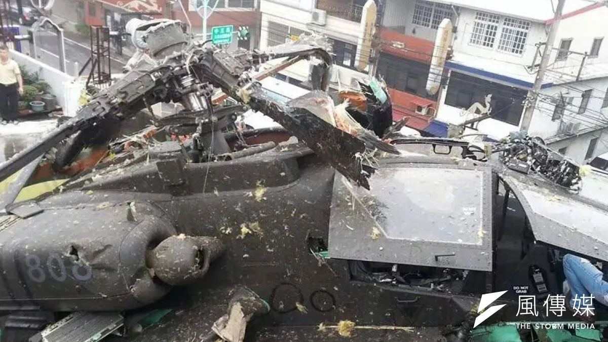 陸軍的阿帕契攻擊直升機4月間墜毀在桃園民宅,監院調查報告指出,人為疏失佔大部分的責任。圖為墜毀的阿帕契直升機。(取自網路)