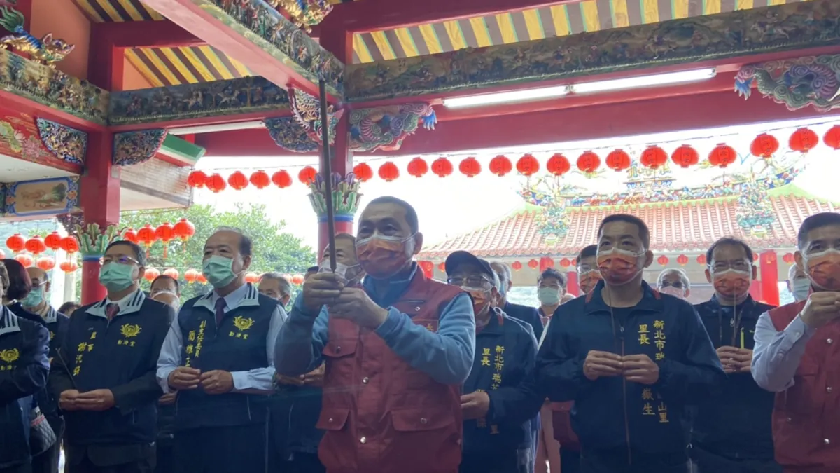 新北市長侯友宜今(13)日除了到黃金博物館視察外,也到鄰近的勸濟堂上香祈福。(圖/新北市文化局提供)