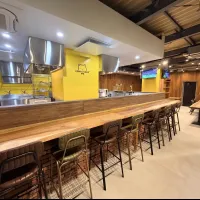 新横浜駅高架下に醸造所併設のシェア型フードホール「BREWERY BASE 新横浜」が誕生し、DXを活用した低リスクな出店モデルとビール体験で地域のにぎわい創出を図る。(写真/株式会社favy提供) 新横浜駅高架下に醸造所併設のシェア型フードホール「BREWERY BASE 新横浜」が誕生し、DXを活用した低リスクな出店モデルとビール体験で地域のにぎわい創出を図る。(写真/株式会社favy提供)