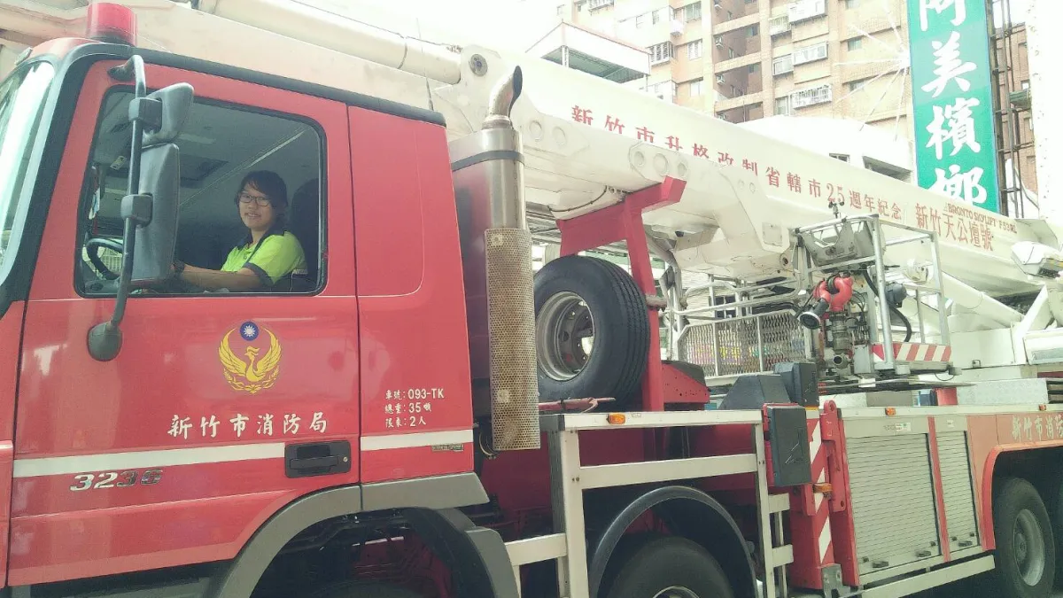 新竹市消防局竹光分隊隊員李曉芳,是全市唯一位雲梯車女駕駛。(圖/新竹市消防局提供)