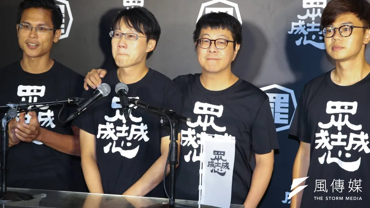 「罷韓四君子」陳冠榮(左二)強調,所有不同立場的人都一樣愛高雄,他們只是被詐欺、被詐騙了,可惡的是詐欺、詐騙的人,今天只是幫高雄出了一口氣。(顏麟宇攝)