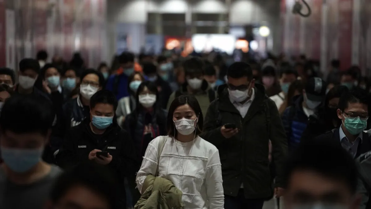 中國武漢肺炎疫情延燒,香港市民紛紛戴上口罩(AP)