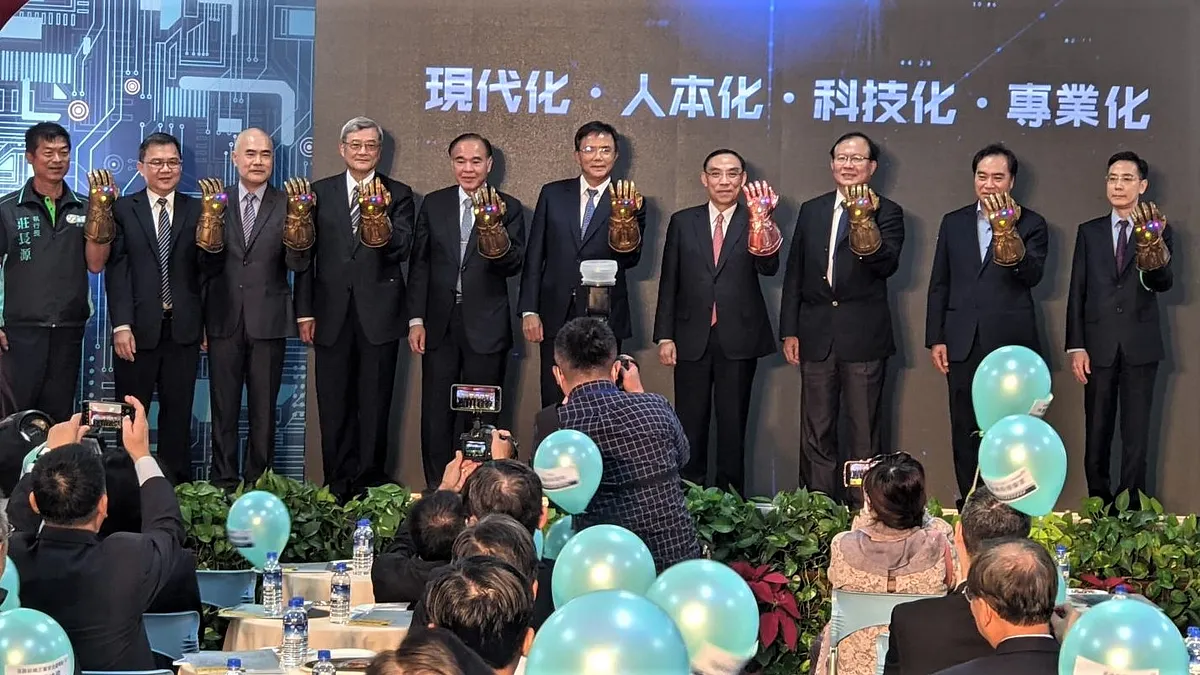 法務部矯正署嘉義看守所於今日(11/30)舉辦「智慧監獄成果發佈記者會」,由中華電信與5家合作廠商:台灣恩益禧、大猩猩科技、山川科技、凌群電腦及陸奕營造,攜手協助為法務部打造全台第一座整合型智慧監獄。(中華電信提供) 法務部矯正署嘉義看守所於今日(11/30)舉辦「智慧監獄成果發佈記者會」,由中華電信與5家合作廠商:台灣恩益禧、大猩猩科技、山川科技、凌群電腦及陸奕營造,攜手協助為法務部打造全台第一座整合型智慧監獄。(中華電信提供)