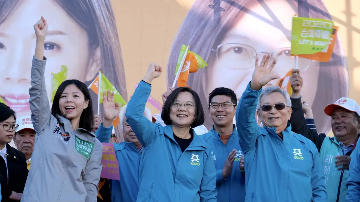 總統蔡英文(中)8日在台中連跑6場輔選行程,首站就是來到第3選區無黨籍立委洪慈庸(左)的大雅競總成立大會。(蔡競辦提供)