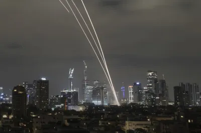 2025年6月15日,以色列的鐵穹防空系統在特拉維夫上空攔截伊朗發射的飛彈。(美聯社)