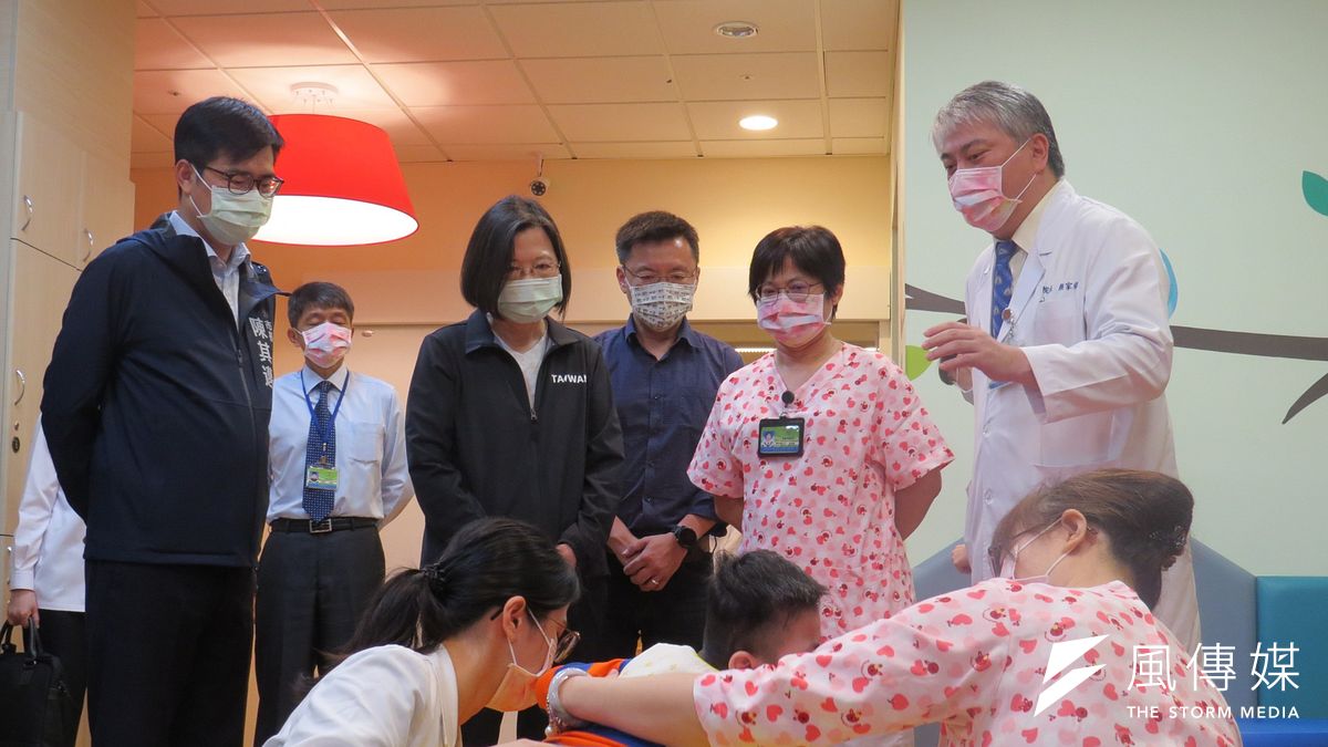 總統蔡英文訪視飛象家園,由市長陳其邁陪同,了解與孩童互動的過程,復健師讓孩童趴臥在瑜珈球上練習肢體伸展。(圖/徐炳文) 總統蔡英文訪視飛象家園,由市長陳其邁陪同,了解與孩童互動的過程,復健師讓孩童趴臥在瑜珈球上練習肢體伸展。(圖/徐炳文)