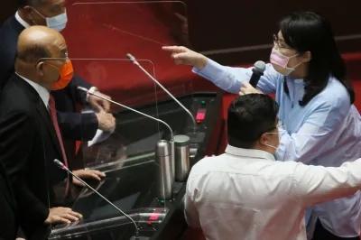 行政院長蘇貞昌(左)與立委鄭麗文(右—)12日在立法院質詢時針鋒相對。(資料照,柯承惠攝)