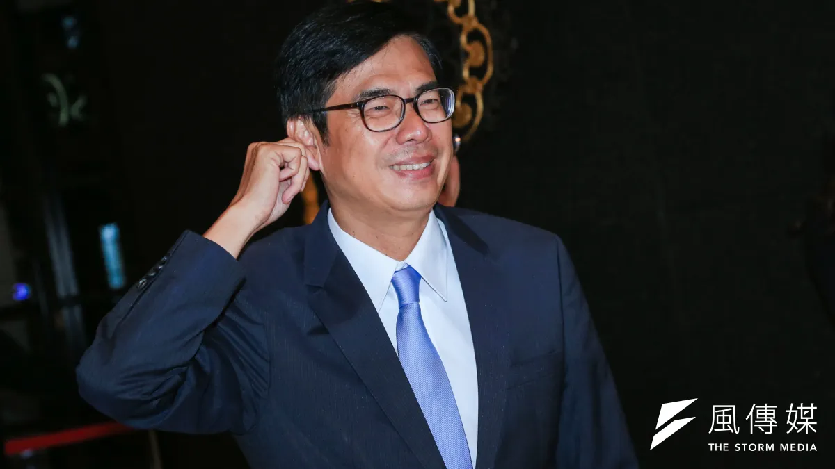 民進黨高雄市長候選人陳其邁今(22)日再推出「鮭魚返鄉」CF短片,陳其邁也在影片中提到在高鐵上碰過一位年輕女孩帶給他的感動。(簡必丞攝)
