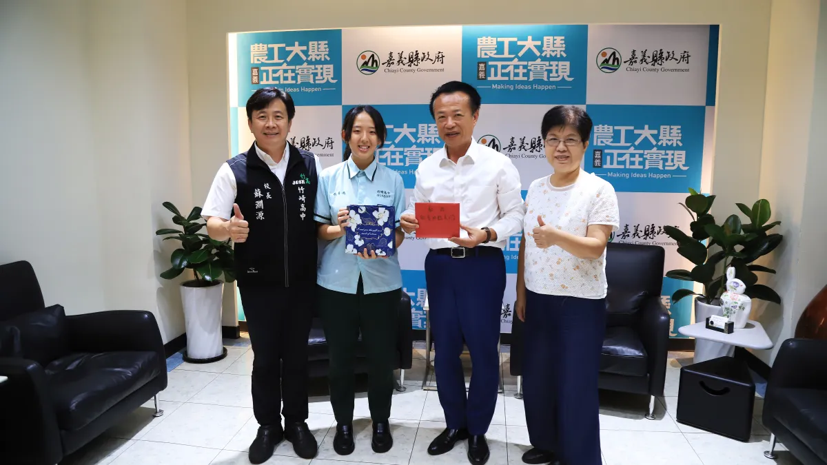 2023總統教育獎得主,蔡育慈出書邀翁章梁寫序。(圖/嘉義縣政府提供)