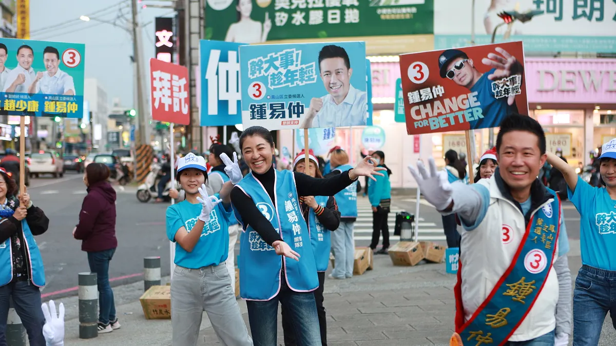 南投縣長許淑華到鳳山替立委候選人鍾易仲輔選,二人在路口拜票時特別一同跳「科目三拜票舞」,展現創意與活力。 (圖/鍾易仲競總提供)