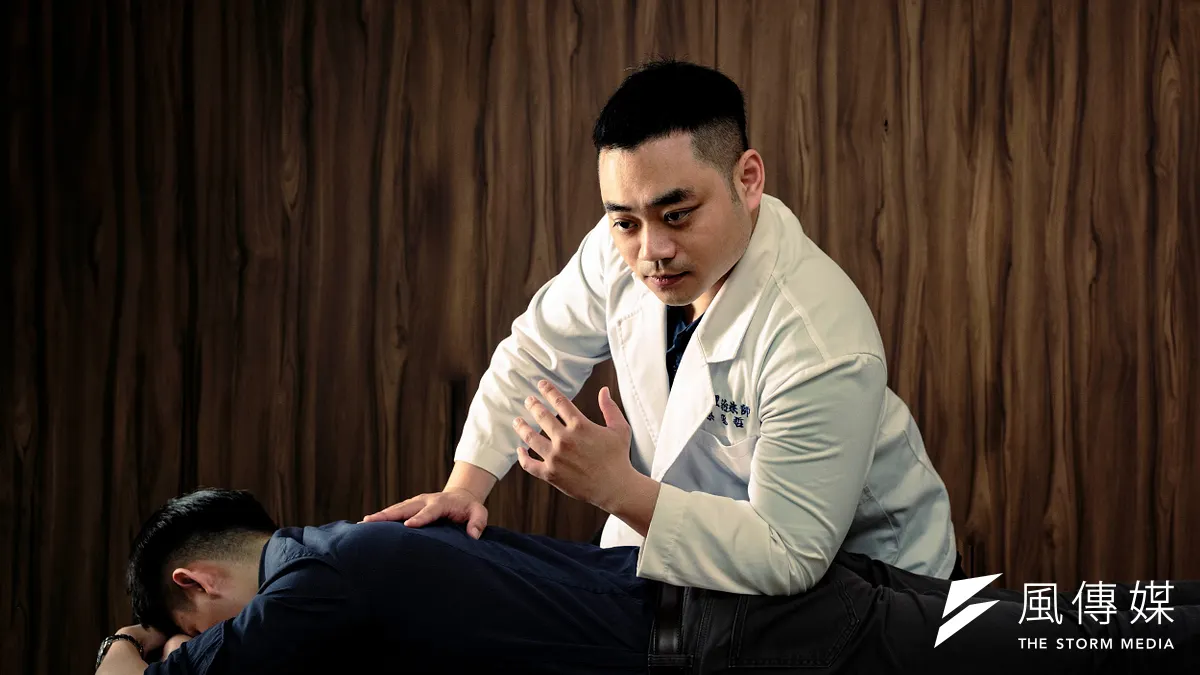 今年30歲的蔡丞哲已創業8年,目前經營三家自費物理治療所以及一家健身房。(攝影/吳宙棋) 今年30歲的蔡丞哲已創業8年,目前經營三家自費物理治療所以及一家健身房。(攝影/吳宙棋)