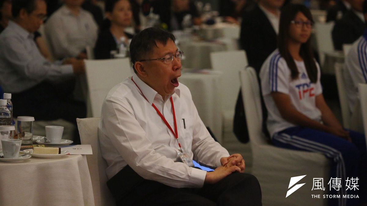 台北市長柯文哲6日出席「2017台北世界大學運動會-企業參與起跑記者會暨說明會」,受訪澄清自己沒有針對哪位議員,只是剛好很累才坐下備詢。(蔡耀徵攝) 台北市長柯文哲6日出席「2017台北世界大學運動會-企業參與起跑記者會暨說明會」,受訪澄清自己沒有針對哪位議員,只是剛好很累才坐下備詢。(蔡耀徵攝)