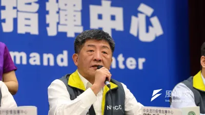 中央流行疫情指揮中心6日宣布,國內新增2例境外移入武漢肺炎病例。衛福部長陳時中(中)在記者會上表示,這2起新增個案都有武漢旅遊史。(顏麟宇攝)