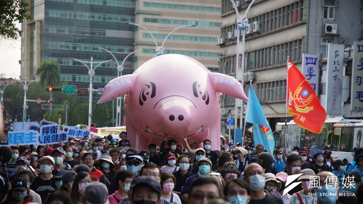 近期如美國陶德特使團訪台及日本決定2年後排放福島核災廢水,讓民進黨內視為是綠營在828公投戰勝出的利多。圖為2020秋鬥遊行。(資料照,盧逸峰攝) 近期如美國陶德特使團訪台及日本決定2年後排放福島核災廢水,讓民進黨內視為是綠營在828公投戰勝出的利多。圖為2020秋鬥遊行。(資料照,盧逸峰攝)