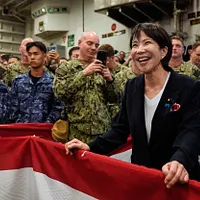 2025年10月28日、高市早苗首相が横須賀基地の空母ジョージ・ワシントン上で、トランプ米大統領の在日米軍向け演説を聴講。(AP通信) 2025年10月28日、高市早苗首相が横須賀基地の空母ジョージ・ワシントン上で、トランプ米大統領の在日米軍向け演説を聴講。(AP通信)